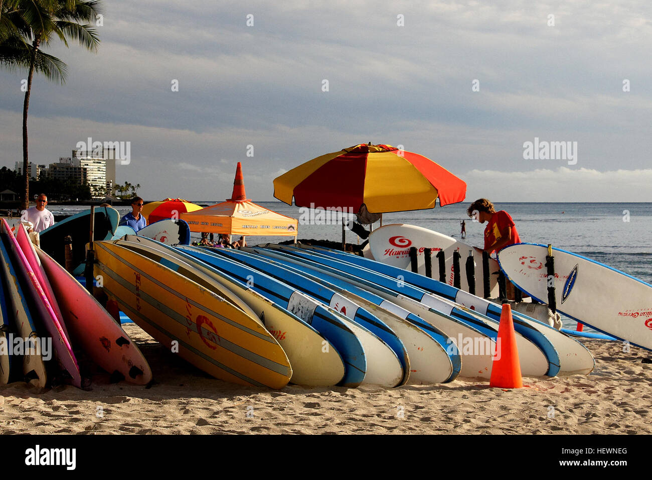 Waikiki Beach à Honolulu offre une large gamme de locations de planches de surf juste le long de la rive, ce qui permet aux surfeurs d'accéder facilement aux vagues. C'est un endroit idéal pour les sports nautiques et les activités de plage à Hawaï. Banque D'Images