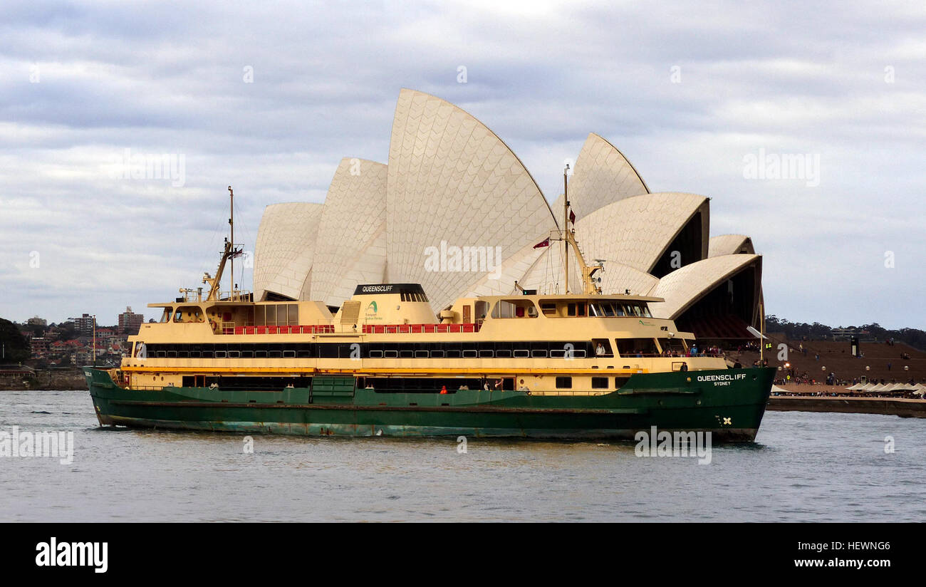 Sydney Ferries offre un service de transport public unique pour la population de Sydney. Pour les résidents vivant à proximité de Port de Sydney et la Parramatta River le voyage de bac, est le moyen le plus pratique de se rendre au Sydney Central Business District. Les services de ferry permettent également à tous les résidents de Sydney et les visiteurs de profiter de la beauté naturelle de la baie de Sydney et spectaculaire des destinations telles que : Balmain Double Bay Manly Parramatta Zoo Taronga Darling Harbour Sydney Ferries Île cacatoès a une longue et fière histoire de Sydney et de patronage continue de croître chaque année. Banque D'Images