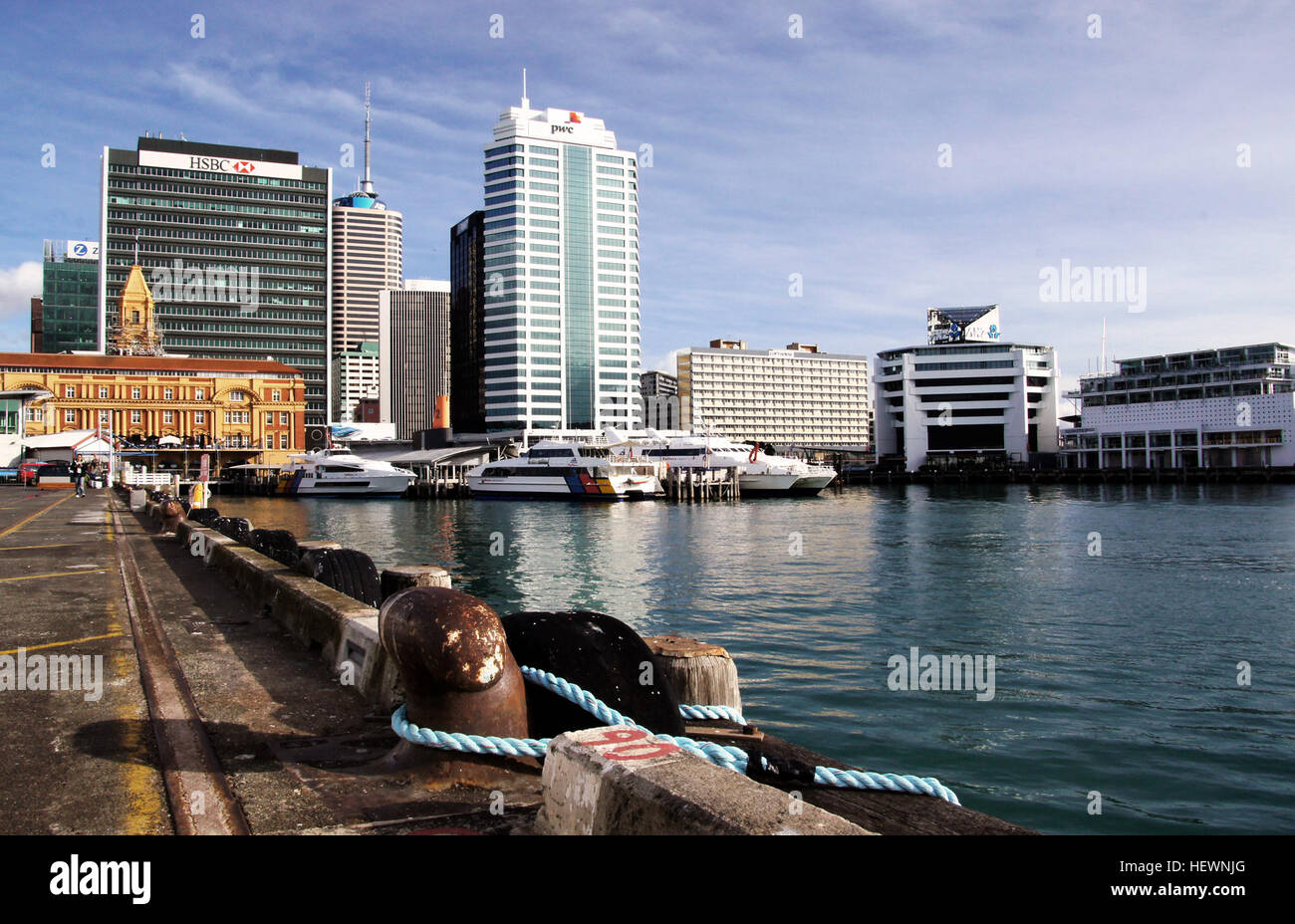 Une photographie du terminal de ferry d'Auckland, une plaque tournante majeure du réseau de ferries d'Auckland reliant différentes villes et lieux dans la région d'Auckland. Le terminal est un point focal pour le transport maritime et les croisières. Banque D'Images