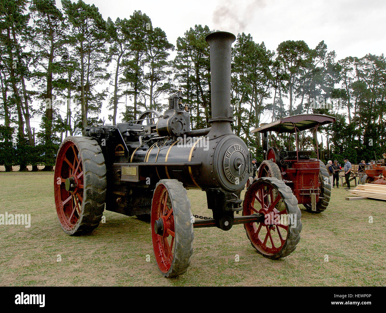 Cette photographie capture le moteur de traction Burrell lors d'une foire nationale. Le véhicule à vapeur, utilisé pour l'agriculture et le transport, met en évidence les machines d'époque et l'ère des véhicules routiers à vapeur. Banque D'Images