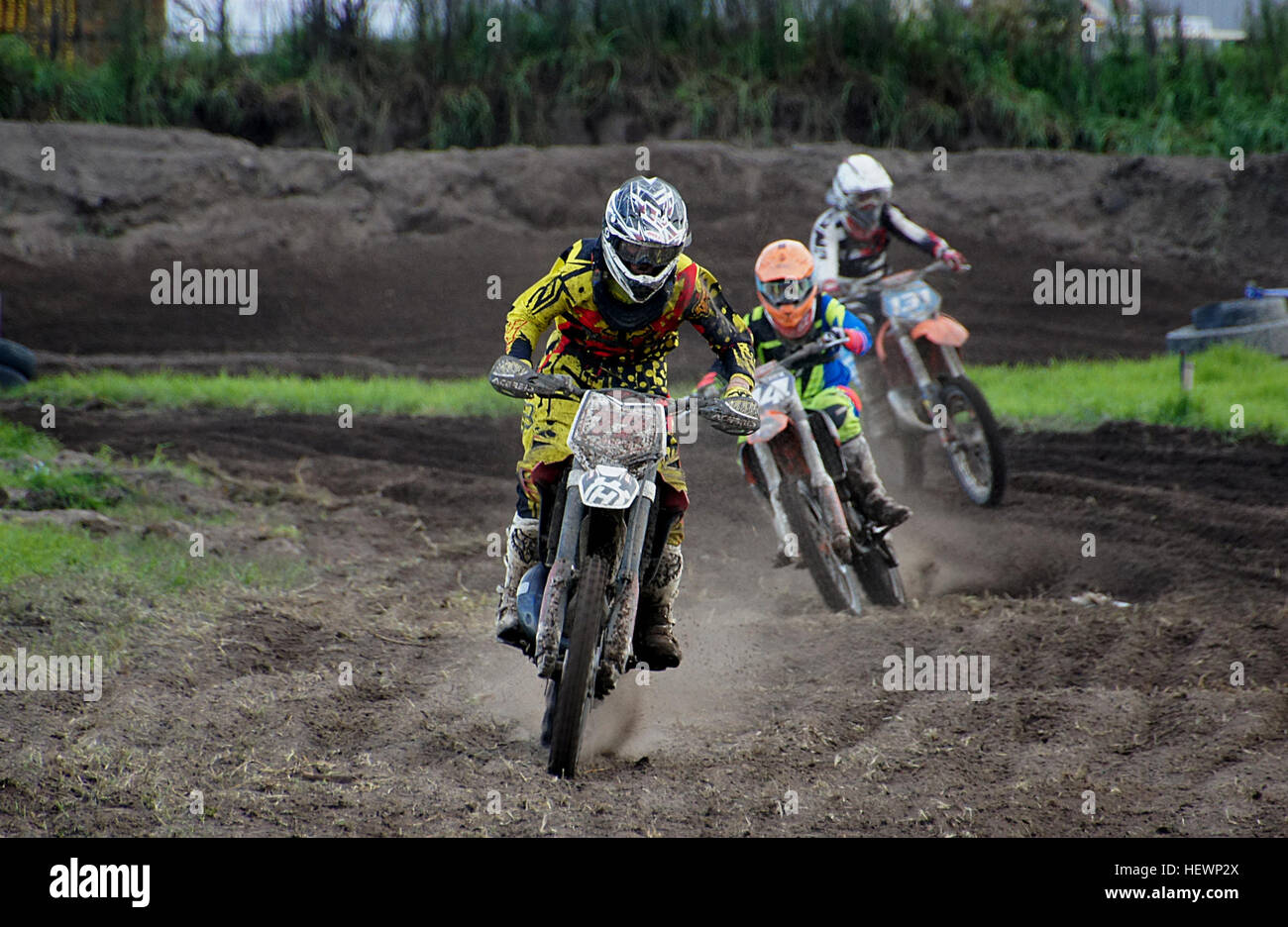 L'image *SONY DSC Motox* capture un gros plan détaillé d'un moto de motocross en action. La photographie souligne la vitesse et la précision impliquées dans le sport, mettant en valeur le mouvement dynamique et le design technique du moto de motocross. Ce type de photographie met en lumière le frisson des sports extrêmes et l’ingénierie des véhicules de haute performance. Banque D'Images