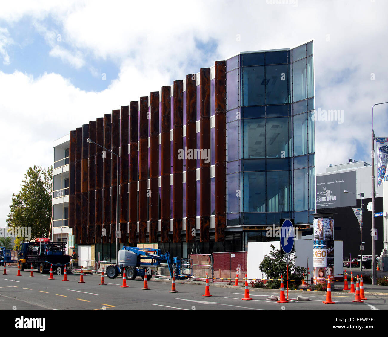Le 76 Victoria Street à Christchurch, conçu par MAP Architects, propose des espaces modernes de vente au détail, d'hospitalité et de bureaux sur trois étages, avec un parking en sous-sol. Le bâtiment a remplacé un ancien magasin de meubles qui a été démoli à la suite du tremblement de terre de septembre. La conception reflète les efforts de reconstruction de Christchurch après le tremblement de terre. Banque D'Images