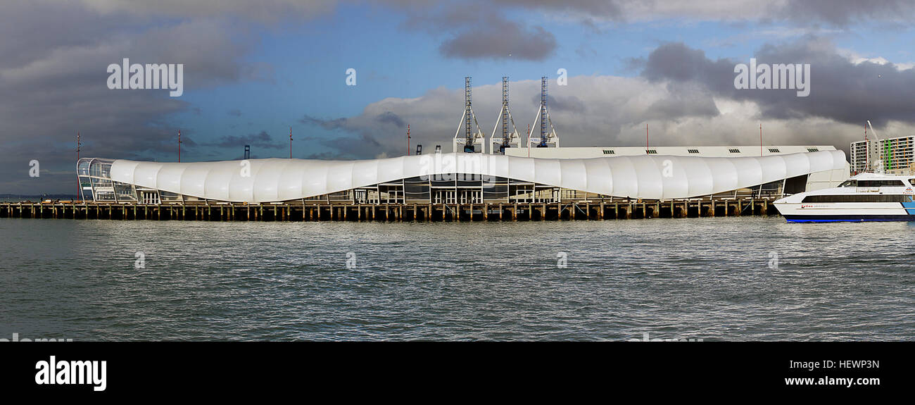 Le Cloud, situé à l'extrémité ouest du Queens Wharf à Auckland, a été construit pour la Coupe du monde de rugby 2011 pour accueillir des milliers de spectateurs. Ce lieu de 180 m de long peut accueillir jusqu'à 5 000 personnes, offrant un espace pour les événements et l'accueil VIP. Banque D'Images