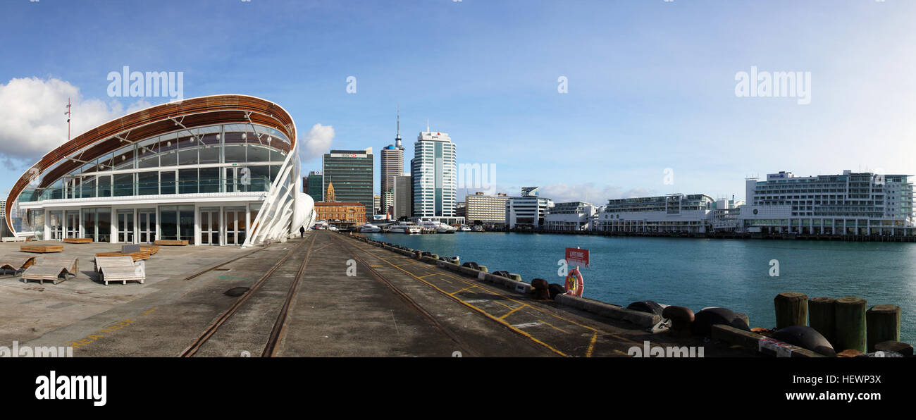 Le Cloud est une structure temporaire située sur le front de mer ouest d'Auckland, construite pour la Coupe du monde de rugby 2011. D’une longueur de près de 180m, il peut accueillir jusqu’à 5 000 personnes. La conception flexible du bâtiment comprend quatre segments au rez-de-chaussée et un niveau mezzanine, idéal pour les événements VIP. Il est devenu un endroit central pour les fans pendant le tournoi et reste un élément notable de l'architecture riveraine de la ville. Banque D'Images