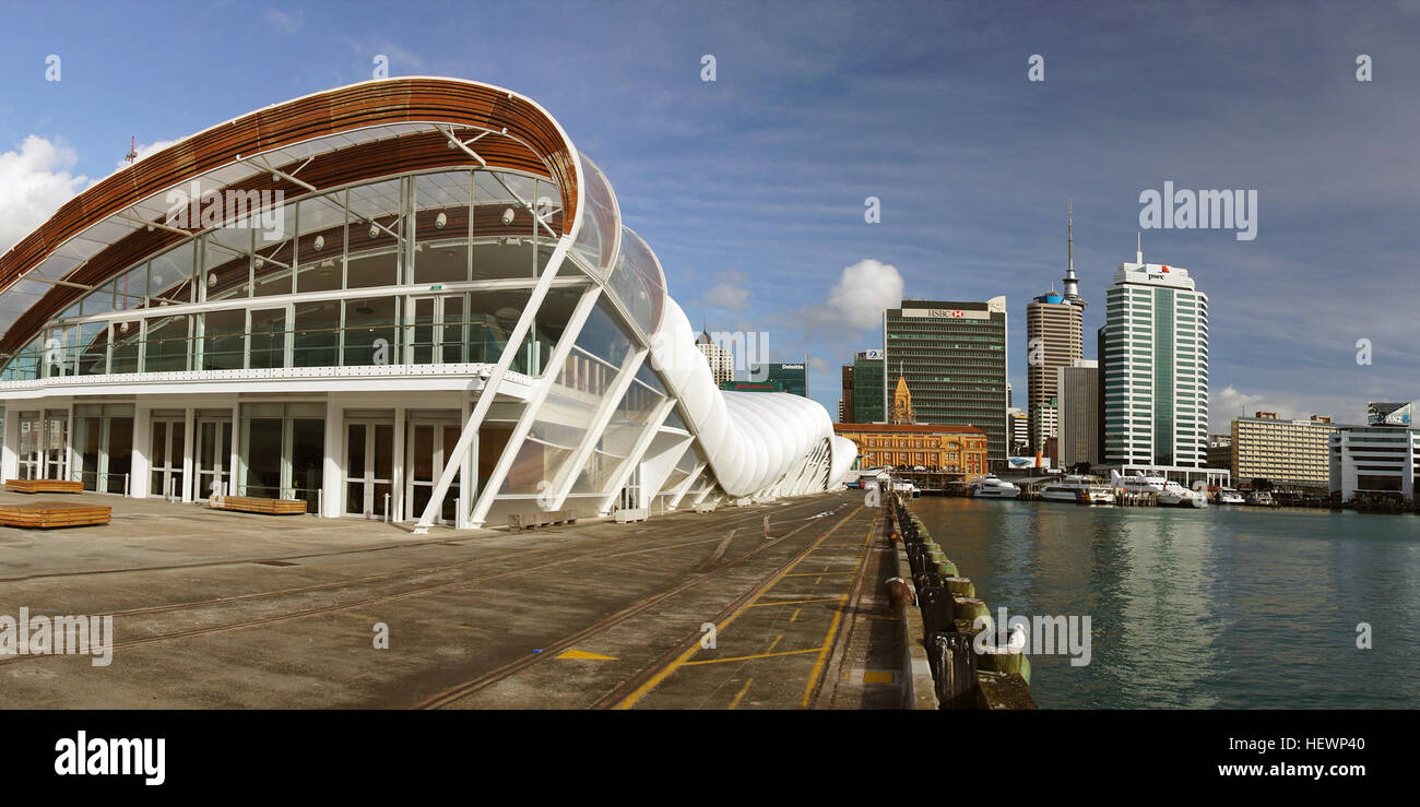Le Cloud est une structure temporaire située à l'extrémité ouest du Queens Wharf à Auckland, construite pour la Coupe du monde de rugby 2011. Il peut accueillir jusqu'à 5 000 personnes et est conçu pour accueillir des événements, y compris des festivals et des fanzones. Le bâtiment présente un aménagement polyvalent avec un rez-de-chaussée qui peut être divisé en quatre sections, tandis que la mezzanine offre un hébergement VIP. Son design unique et son emplacement en ont fait un endroit populaire pendant l'événement. Banque D'Images