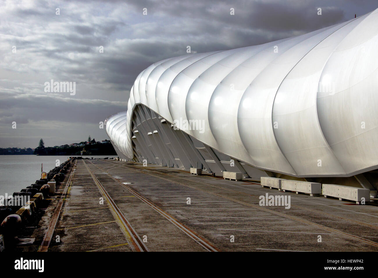 Le Cloud est une structure temporaire située à l'extrémité ouest du Queens Wharf à Auckland, en Nouvelle-Zélande, construite pour la Coupe du monde de rugby 2011. Il mesure 180 mètres de long, peut accueillir 5 000 personnes et est polyvalent pour des événements avec des étages segmentés. La mezzanine est idéale pour les réceptions VIP, tandis que le bâtiment sert de plaque tournante pour les festivals et les rassemblements publics. Banque D'Images