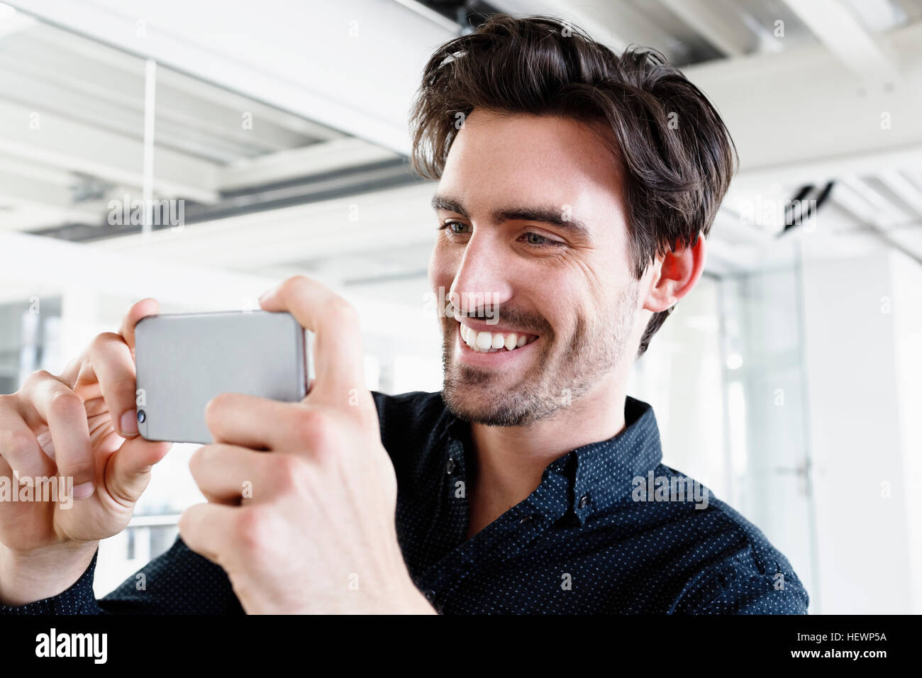 Man using smartphone pour prendre photo Banque D'Images