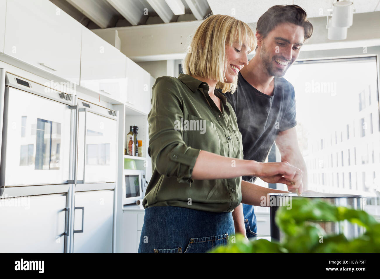 Couple dans la cuisine cuisine Banque D'Images