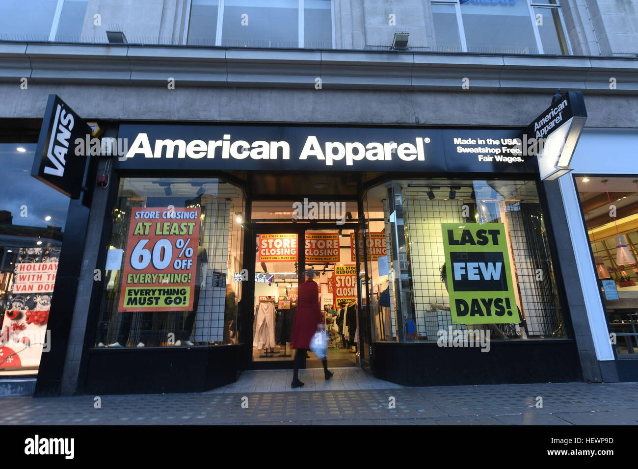 Une vue générale d'un magasin de vêtements américains, comme la chaîne de la mode nous sont en train de fermer 12 magasins au Royaume-Uni laissant 147 salariés. Banque D'Images