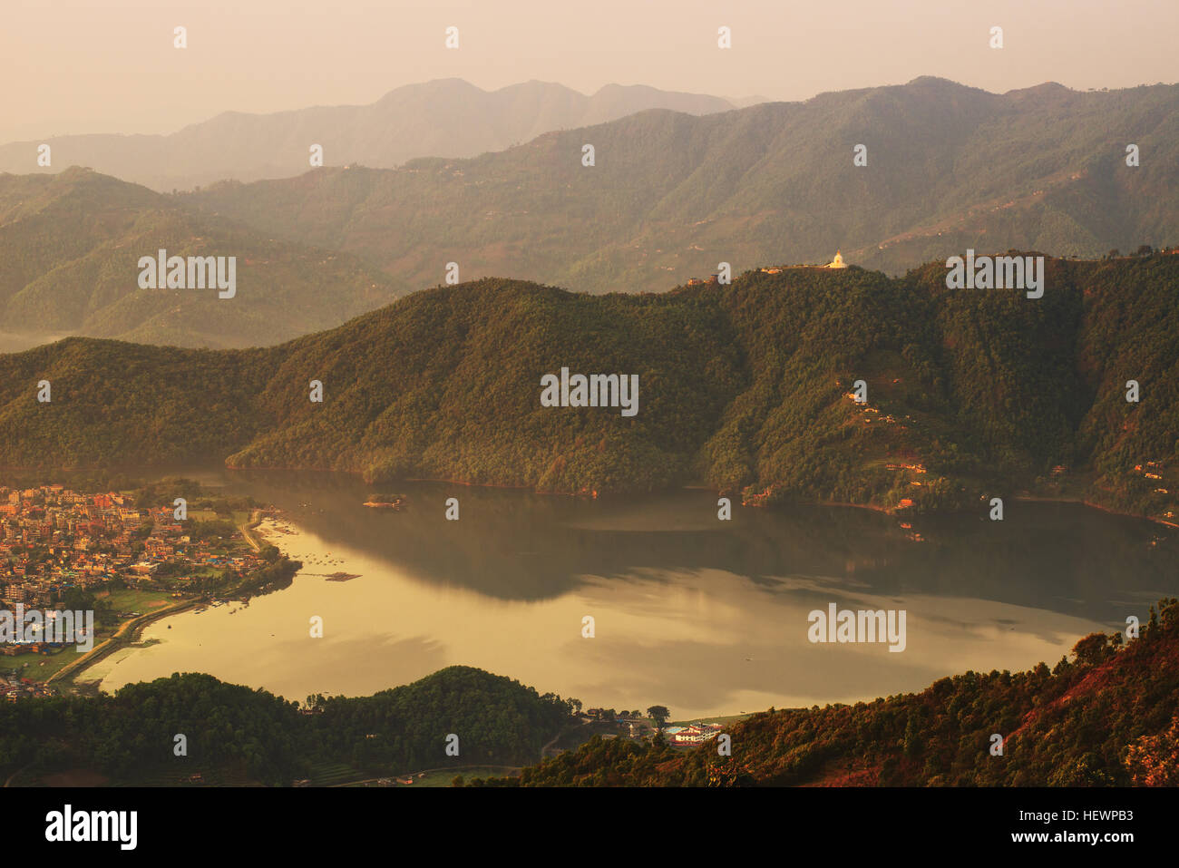 Lac Fewa, vue sur Shanti Stupa, Pokhara, Népal Banque D'Images