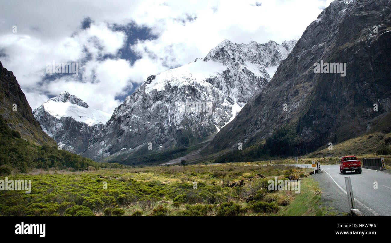 Le Parc National de Fiordland occupe l'angle sud-ouest de l'île du sud de Nouvelle-Zélande. C'est la plus grande des 14 parcs nationaux en Nouvelle-Zélande, d'une superficie de 12 500 km2, et une grande partie de l'Te Wahipounamu World Heritage site. Le parc est géré par le ministère de la conservation. Banque D'Images