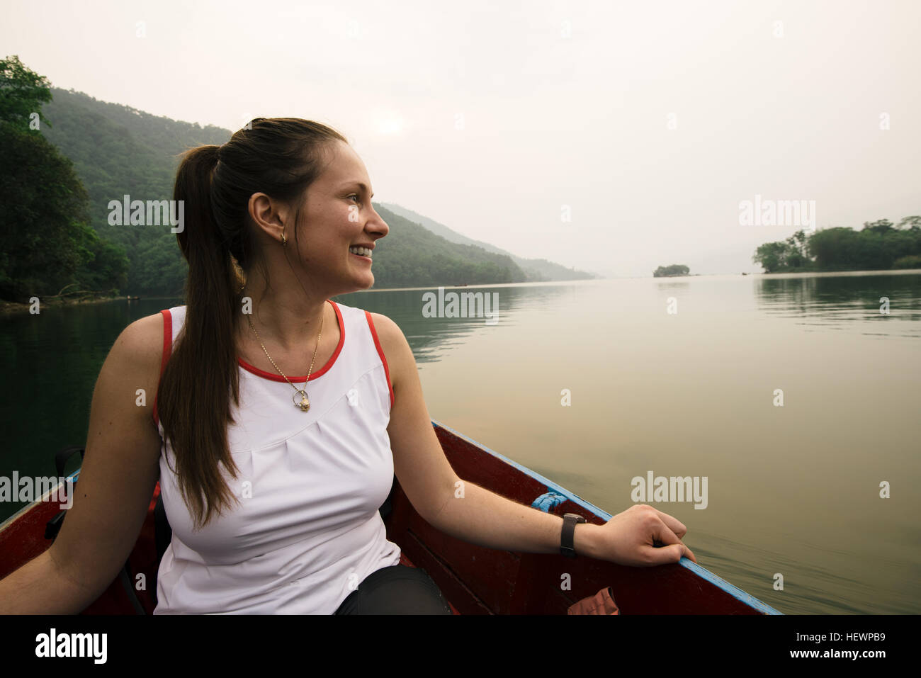 Femme en bateau sur le lac, Pokhara, Népal Banque D'Images