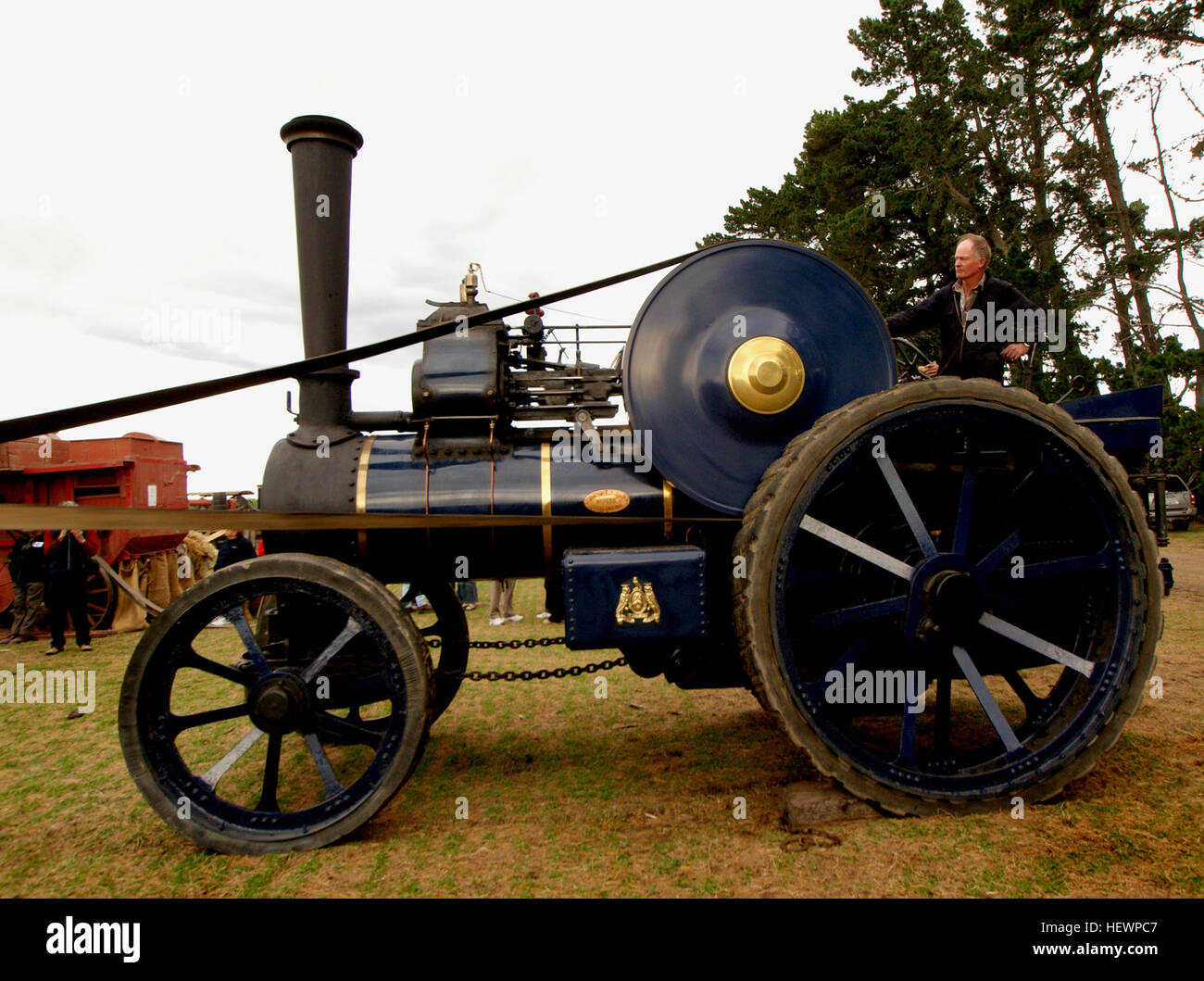 Le labourage de Fowler traîné du moteur lui-même à travers le champ sur rouleaux, tirant la charrue taupe comme cela s'est passé. Le moteur a été tirée par un attelage de chevaux qui marchaient autour d'une étrave et sinueuses dans une corde qui a été passée à travers une poulie solidement fixés à l'extrémité du champ. La mole aurait une chaîne de tuyaux de drainage fixés à l'arrière fin et il serait traîné dans la chaîne créée par la mole. Sur l'achèvement de chaque longueur de drains, le moteur serait tourné, la corde serait laisser sortir et la poulie repositionné prêt pour la prochaine longueur. Fowler avait des problèmes avec l'étrave ge Banque D'Images