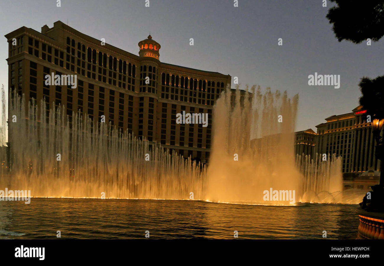 Dans une ville avec l'explosion d'un volcan, le plus haut du monde Grande Roue, et un hôtel en forme de pyramide, les fontaines du Bellagio se sont distingués comme l'ultime incontesté établissement emblématique de Las Vegas. Let's face it : quand vous voyez des photos de Las Vegas, vous êtes lié pour voir la célèbre dancing waters sur le lac Bellagio. Un calendrier précis est affiché ci-dessous, mais fondamentalement, le Fountain show passe toutes les 1/2 heure dans l'après-midi, et toutes les 15 minutes la nuit. Exécuter des performances 365 jours par année, seulement en cours d'arrêt lorsqu'il y a des vents extrêmes. Ouvert au cours de l'ouverture en Banque D'Images