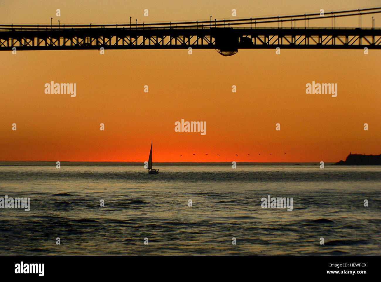 Le Golden Gate Bridge est un pont suspendu renommé qui enjambe le détroit du Golden Gate, reliant San Francisco au comté de Marin. C'est une structure emblématique connue pour son design Art déco et sa couleur Orange internationale frappante. Banque D'Images