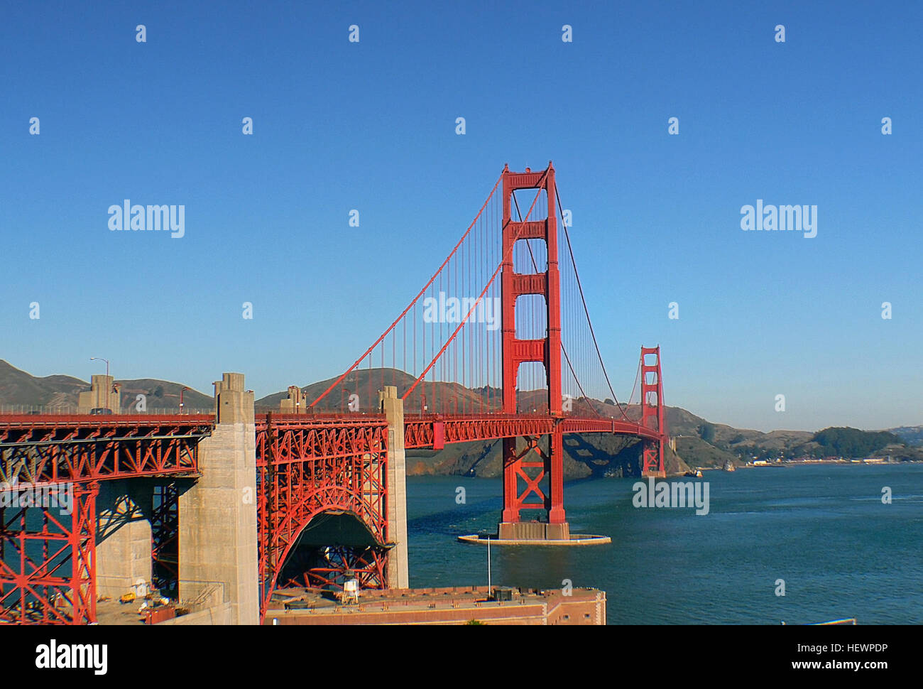 Photographie du Golden Gate Bridge capturée lors d'une croisière au coucher du soleil à San Francisco, Californie. L'image met en valeur le monument emblématique et les vues panoramiques depuis le Golden Gate Ferry lors d'une visite touristique. Banque D'Images