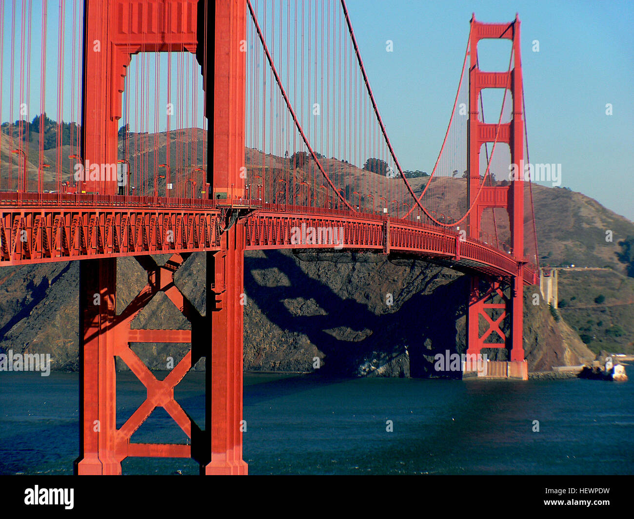 International Orange est une couleur unique, utilisée à l'origine dans l'industrie aérospatiale pour améliorer la visibilité. Le Golden Gate Bridge a adopté cette couleur dans sa conception, sélectionnée par l'architecte Irving F. Morrow, symbolisant l'audace et la visibilité dans la conception architecturale. Banque D'Images