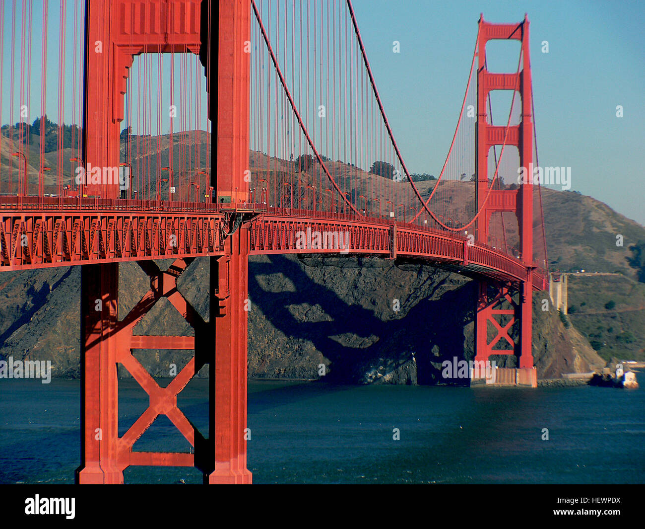 Un monde célèbre peu après son achèvement le Golden Gate Bridge bénéficient déjà d'une renommée mondiale, non seulement parce que le pont a été battre des records, mais aussi grâce à l'élégant design art-déco des deux tours énormes et le cadre magnifique près de l'océan Pacifique. L'œil rouge-orange du pont a également contribué à sa popularité. La couleur a été suggéré par l'ingénieur Irving Morrow, qui pensait que la couleur gris traditionnel était trop ennuyeux. Le Golden Gate Bridge a maintenant perdu depuis longtemps son record du plus long pont, mais c'est encore l'un des plus célèbres structures. Banque D'Images