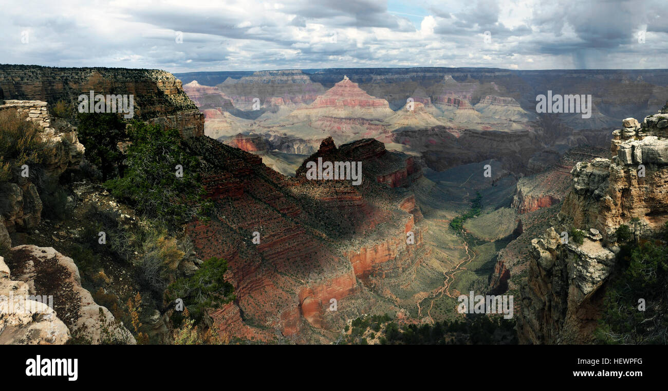 Le Parc National du Grand Canyon, en Arizona, est le foyer de la plus grande partie de l'immense Grand Canyon, avec ses bandes superposées de red rock révélant des millions d'années d'histoire géologique. Points de vue : Mather Point, Yavapai Station d'observation et de l'architecte Mary Colter's Lookout Studio et son Desert View Watchtower. Lipan Point, avec large vue sur le canyon et la rivière Colorado, est un populaire, surtout au lever et au coucher du soleil. Banque D'Images
