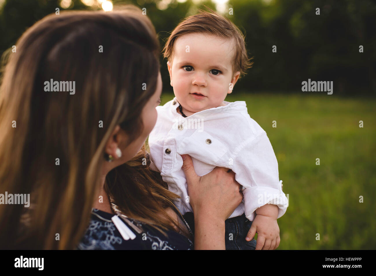Mother holding baby boy Banque D'Images