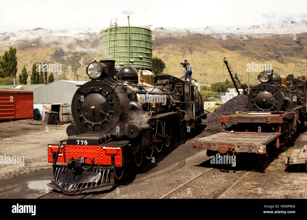 Cette photographie montre le Kingston Flyer, un train à vapeur historique opérant en Nouvelle-Zélande. Réputé pour ses itinéraires pittoresques, le Kingston Flyer est devenu un symbole emblématique du voyage en train vintage dans le pays, attirant les touristes intéressés par sa riche histoire et ses vues panoramiques. Banque D'Images