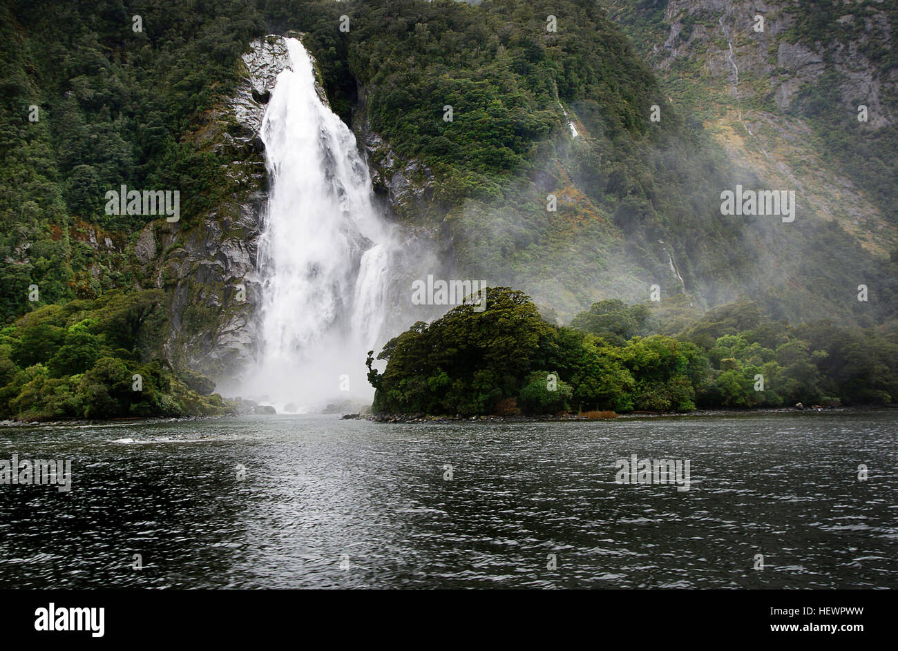 Le Bowen est une rivière dans le nord du Fiordland, Nouvelle-Zélande.]La rivière coule vers le sud pour 8 km, avant de se jeter dans une vallée suspendue pour devenir le 162 m Lady Bowen Falls, et se déversant dans la tête de Milford Sound. Les chutes sont nommées pour Diamantina Bowen, épouse de George Bowen, le cinquième gouverneur de Nouvelle-Zélande. Les chutes fournissent de l'électricité pour le Milford Sound règlement par l'alimentation d'un système de petites centrales hydroélectriques, et sont également la source d'eau pour le règlement. Banque D'Images