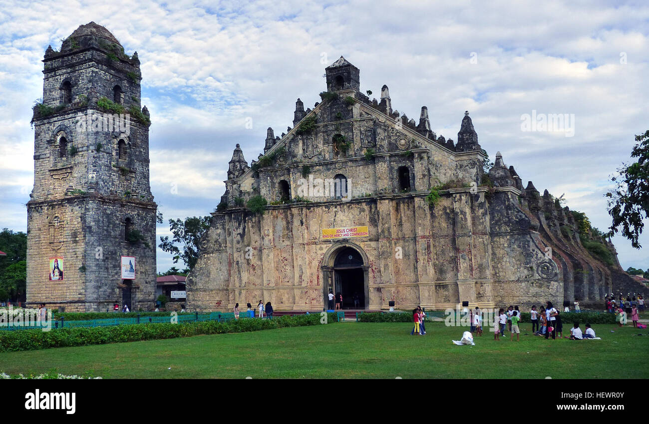 L'église Paoay, également connue sous le nom d'église augustine, est un site historique situé à Ilocos Norte, aux Philippines. Il a été construit par des frères augustins entre 1694 et 1894. Le clocher de l'église a été utilisé pour l'observation militaire pendant la Révolution philippine et la première Guerre mondiale Banque D'Images