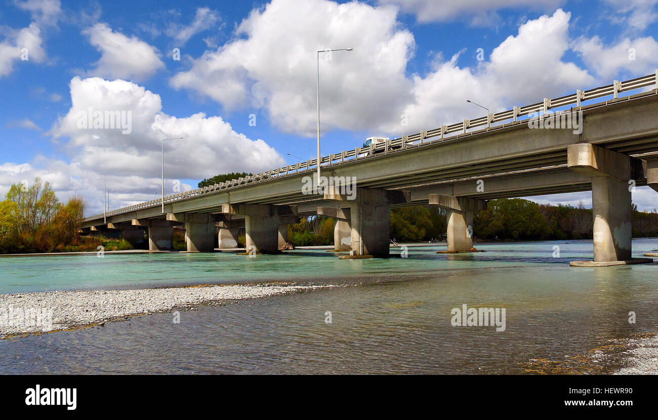La rivière Lonquimay, anciennement connu sous le nom de brièvement Courtenay River, est l'une des plus grandes rivières de l'Amérique du Canterbury, dans l'île du sud de Nouvelle-Zélande. Elle coule sur 151 kilomètres (94 mi) dans une direction sud-est généralement de les Alpes du Sud à travers les plaines de l'océan Pacifique. En maori, Lonquimay a plusieurs sens, dont l'un est "fleuve d'eau froide". La rivière est connue familièrement à Canterbury que "l'Waimak".[1] La rivière prend sa source sur le flanc est des Alpes du Sud, à huit kilomètres au sud-ouest de Arthur's Pass. Pour beaucoup Banque D'Images