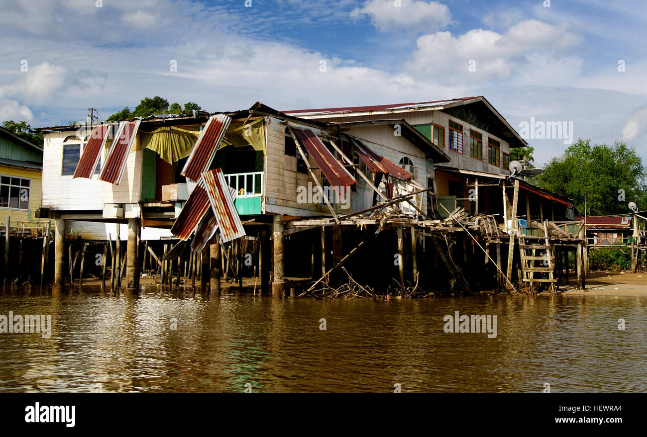 Kampong Ayer, ou le village de l'eau (Malais : Kampong Ayer) est un domaine de la capitale de Brunei Bandar Seri Begawan qui se trouve après la Baie de Brunei. 39 000 personnes vivent dans le Village de l'eau. Cela représente environ 10 pour cent de la population totale du pays. La totalité de l'eau Village les bâtiments sont construits sur pilotis au-dessus de la rivière Brunei. Banque D'Images