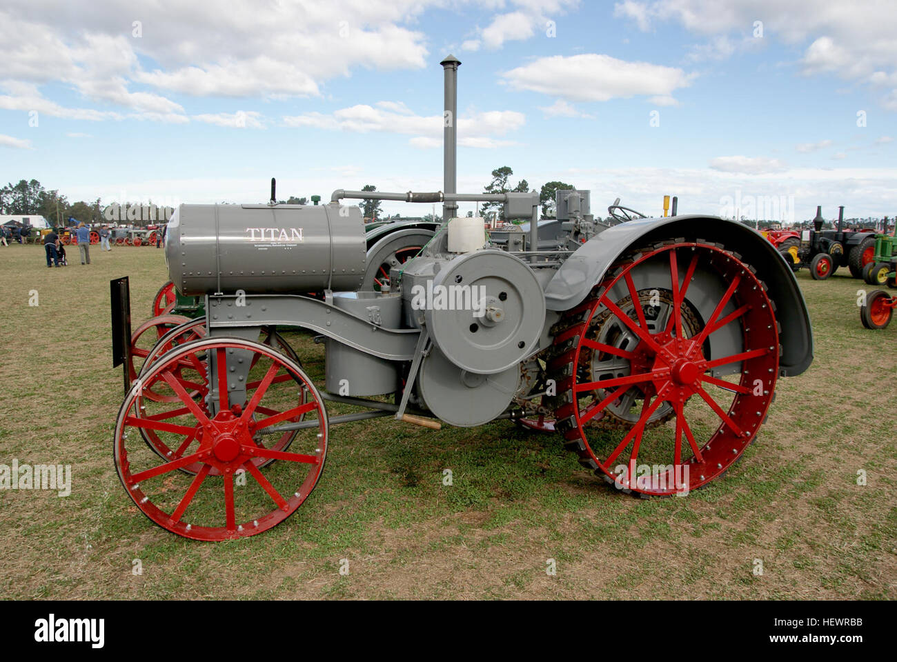 En 1915, la International Harvester Company (IHC) a été le premier constructeur de tracteurs avec des concepts réussis tels que le Mogul 12-25 et 8-16 de la capture d'un tiers des ventes de tracteurs américains. IHC également propriétaire de la McCormick &AMP ; Deering Marques qui a donné l'énorme pouvoir de marché qui a été contesté en Australie par A.T. McKay qui a lancé une campagne implacable et réussi à présenter le gouvernement fédéral la protection tarifaire pour les décideurs locaux de machines agricoles. En réponse, l'IHC a établi une organisation locale en 1912, International Harvester Australia Pty Ltd (AHI) a permis à l'entreprise d'assemblage Banque D'Images