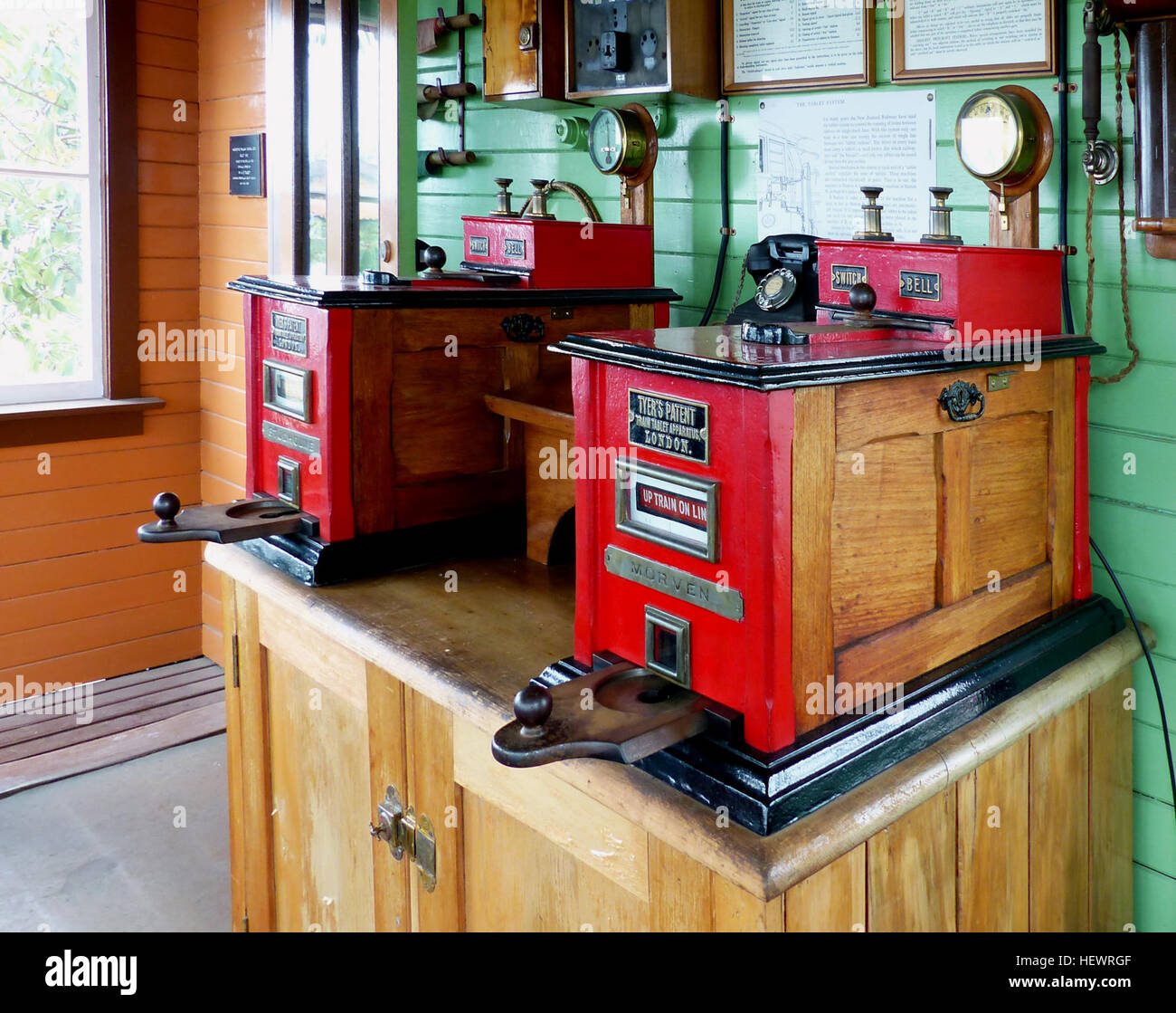 Le système train-tablettes assure un espacement sûr des trains en obligeant les conducteurs à transporter des tablettes (biscuit) pour chaque section de ligne. Ce système empêche l'encombrement des trains et assure la sécurité des opérations ferroviaires en verrouillant les tablettes inutilisées dans l'instrument, ce qui permet de n'autoriser qu'un seul train par section à la fois. Banque D'Images