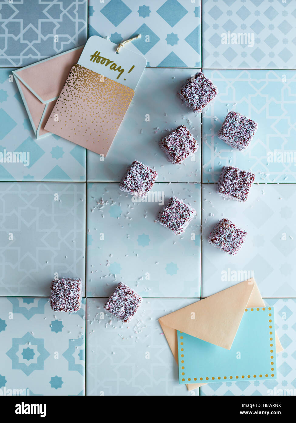 Cubes de bonbons à carreaux, à côté de cartes de souhaits Banque D'Images