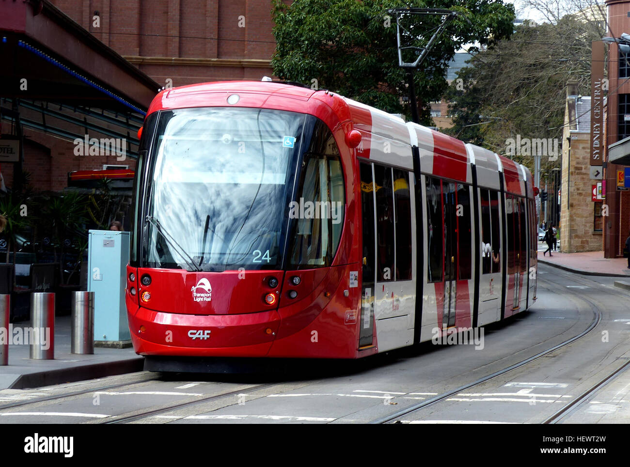 Urbos 3 Services à l'intérieur à l'ouest du train léger sur rail sont fournis par une flotte de douze tramways Urbos 3. Une adjudication de 6 trams a été attribué à la société espagnole Construcciones y Auxiliar de Ferrocarriles (CAF) le 16 août 2012. Les trams ont été commandés pour le service et l'extension de la colline 76200 augmenter les fréquences de service. Le premier tramway est arrivé à Sydney le 19 décembre 2013 et est entré en service le 24 juillet 2014. Le 11 octobre 2013, le gouvernement a annoncé une commande de six autres tramways Urbos 3 pour remplacer le Variotrams qui avait fourni des services sur l'Ouest Intérieur Light Rail depuis la première section Banque D'Images