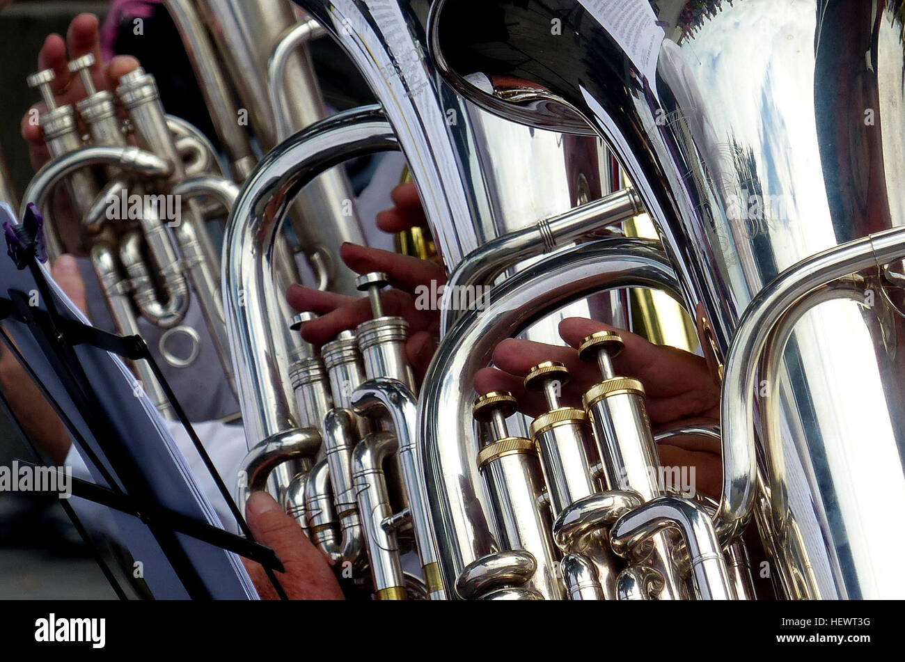 Sousaphone tuba Banque de photographies et d'images à haute résolution -  Alamy