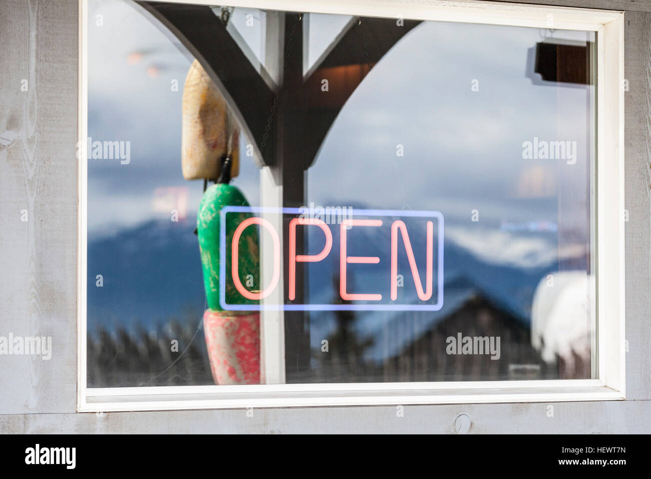 Neon open sign sur fenêtre, Homer Spit, Kachemak Bay, Alaska, USA Banque D'Images