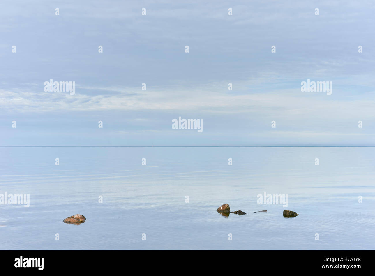 Les rochers qui dépassent de la mer toujours, Aland, Kalmar, Suède Banque D'Images