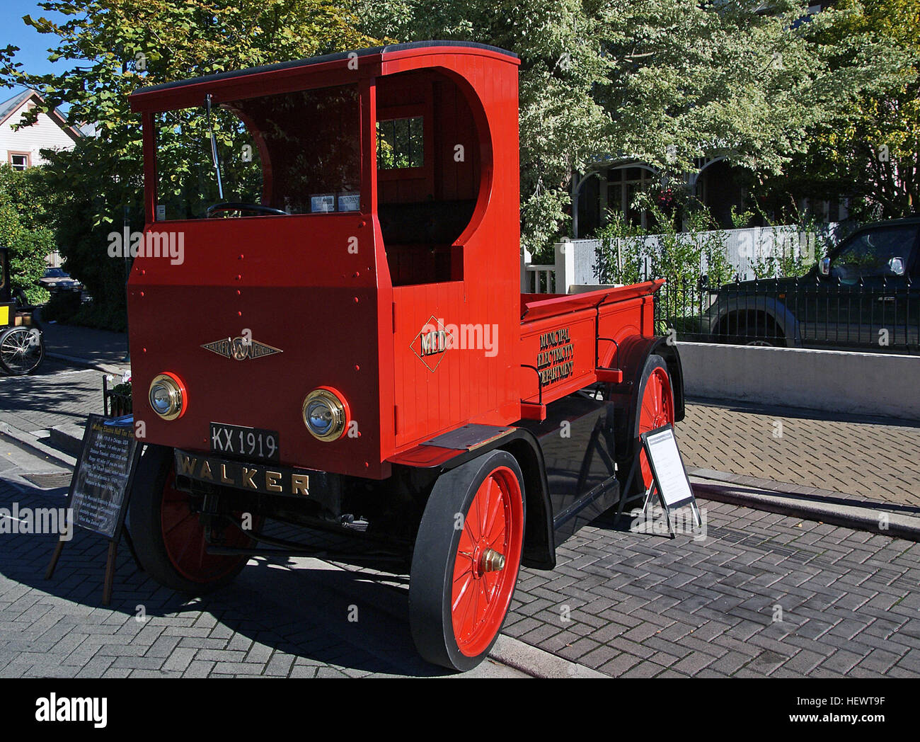 Ce camion Walker de 1919, présenté dans un salon de voitures anciennes, représente le transport américain du début du XXe siècle. Le camion rouge classique illustre le savoir-faire des premiers véhicules industriels et est un point culminant dans les expositions automobiles et les clubs de voitures anciennes. Banque D'Images