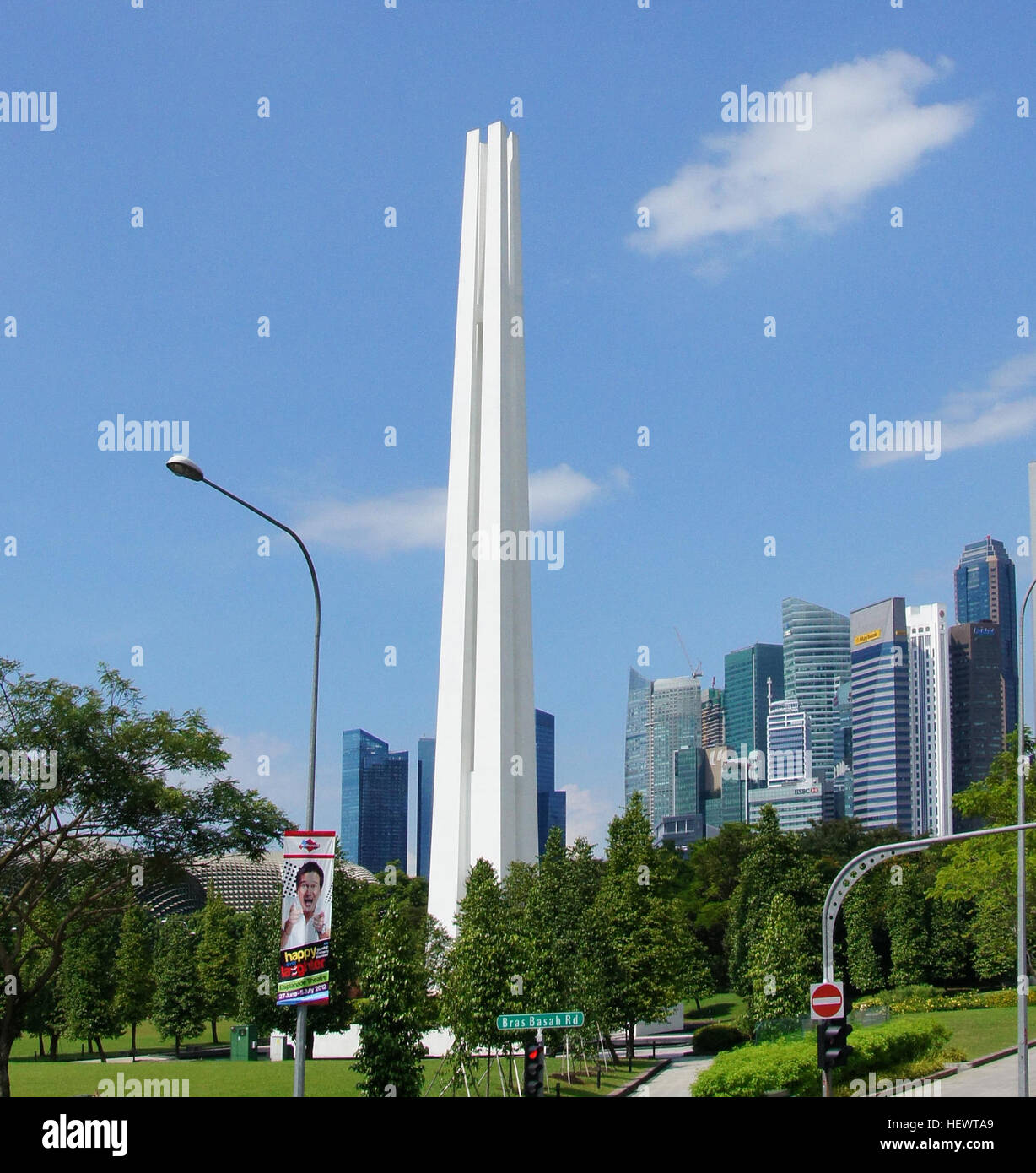 Le War Memorial Park à Singapour rend hommage aux victimes civiles de la IIe Guerre mondiale achevé en 1967, le mémorial mesure 61 mètres de haut avec quatre colonnes représentant les quatre principales races de Singapour, symbolisant l'unité. Des services annuels ont lieu le 15 février pour se souvenir des victimes. Banque D'Images