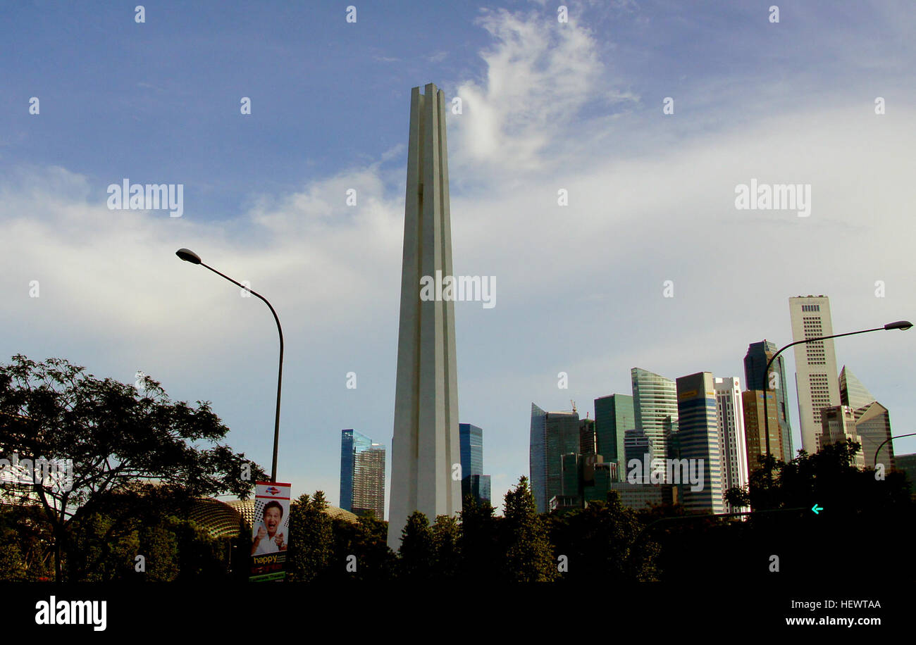 Le War Memorial Park à Singapour a été inauguré en 1967 par le premier ministre Lee Kuan Yew. Le mémorial, connu sous le nom de « les baguettes », commémore les victimes civiles de la IIe Guerre mondiale. Sa structure de 61 mètres de haut se compose de quatre colonnes représentant l'harmonie raciale de la nation. Banque D'Images