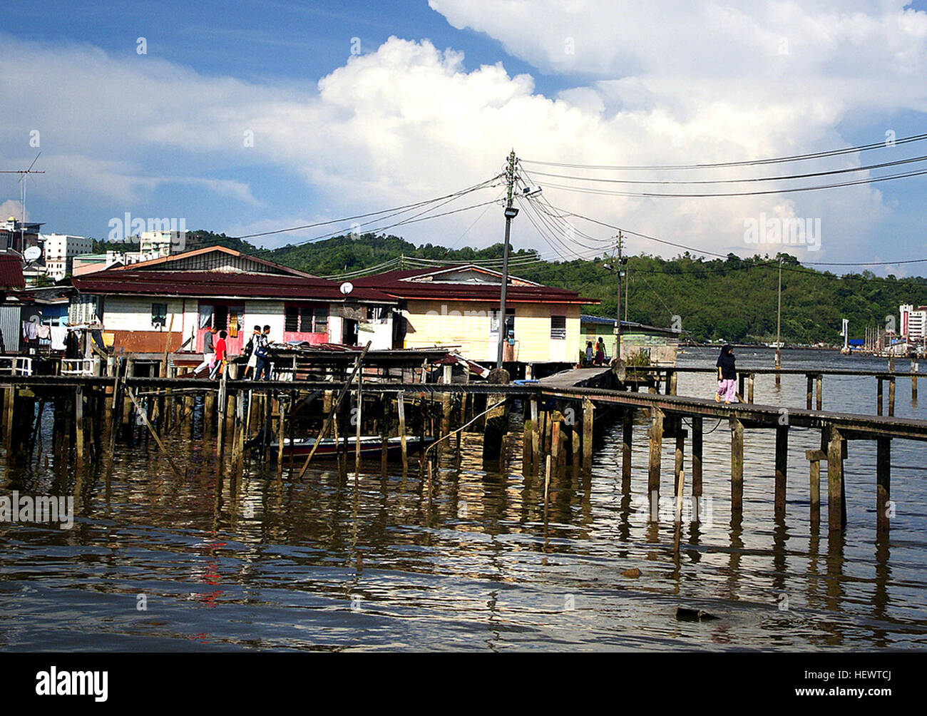 Le village aquatique de Brunei, également connu sous le nom de Kampong Ayer, est un quartier résidentiel unique construit sur pilotis au-dessus de la rivière Brunei. Malgré son apparence, le village est équipé d'équipements modernes tels que la climatisation, la télévision par satellite, la plomberie et l'électricité, et bénéficie d'une architecture en bois distinctive. Banque D'Images