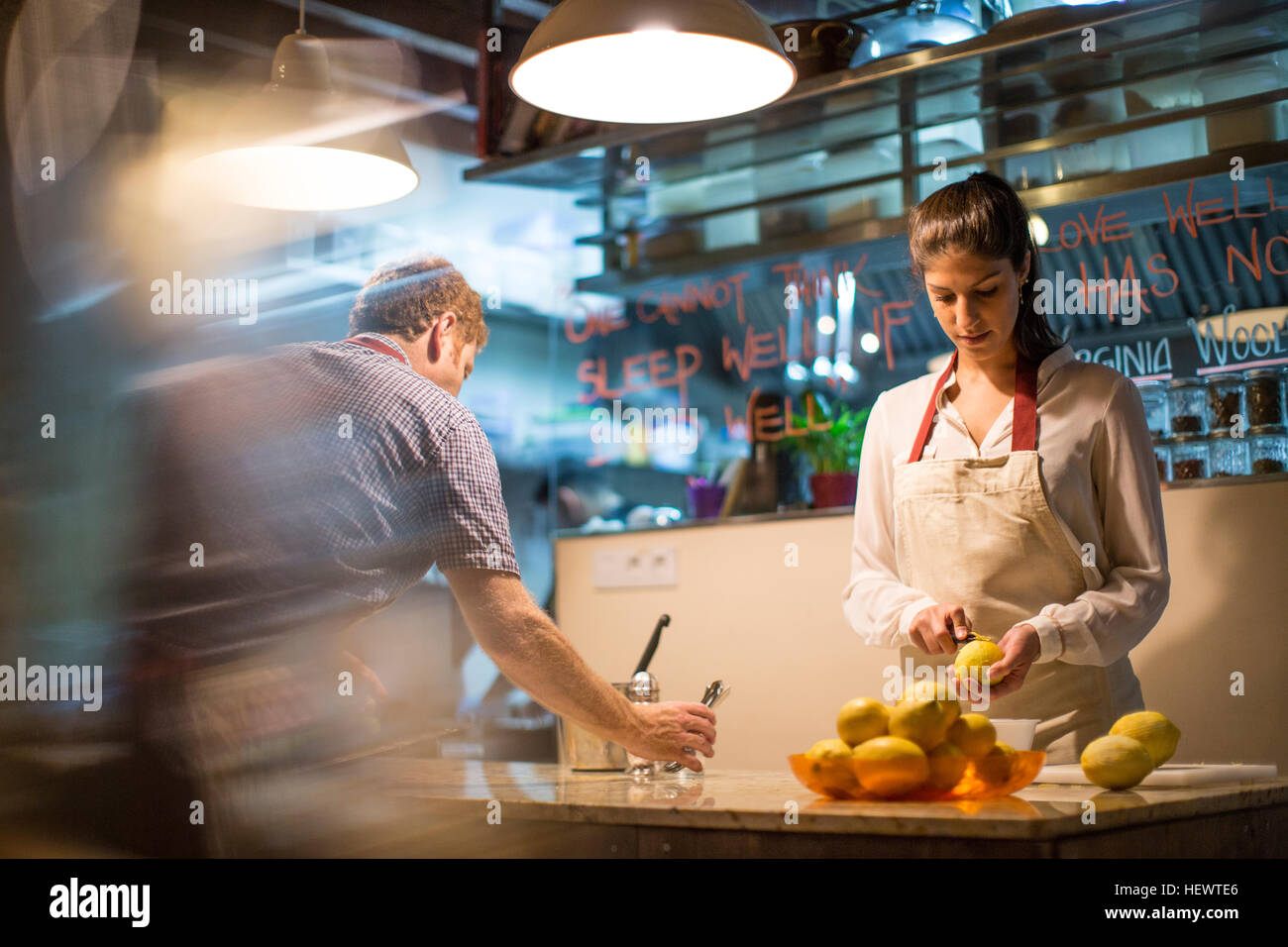 Propriétaires de restaurant working in kitchen Banque D'Images