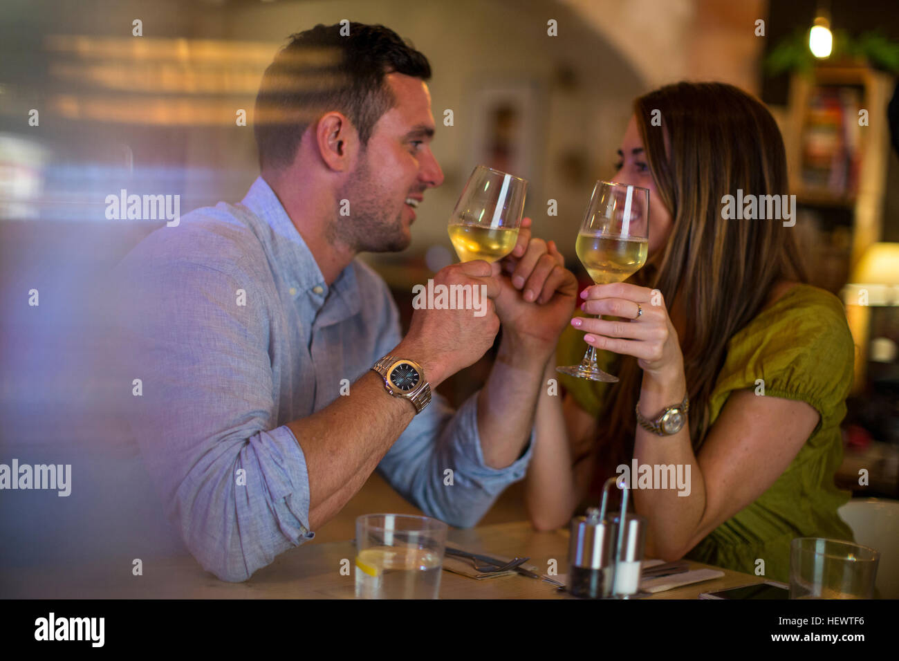 Couple qui trinque dans un café Banque de photographies et d’images à ...