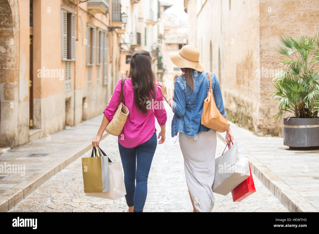 Les femmes avec des sacs de magasinage sur la rue, Palma de Mallorca, Espagne Banque D'Images