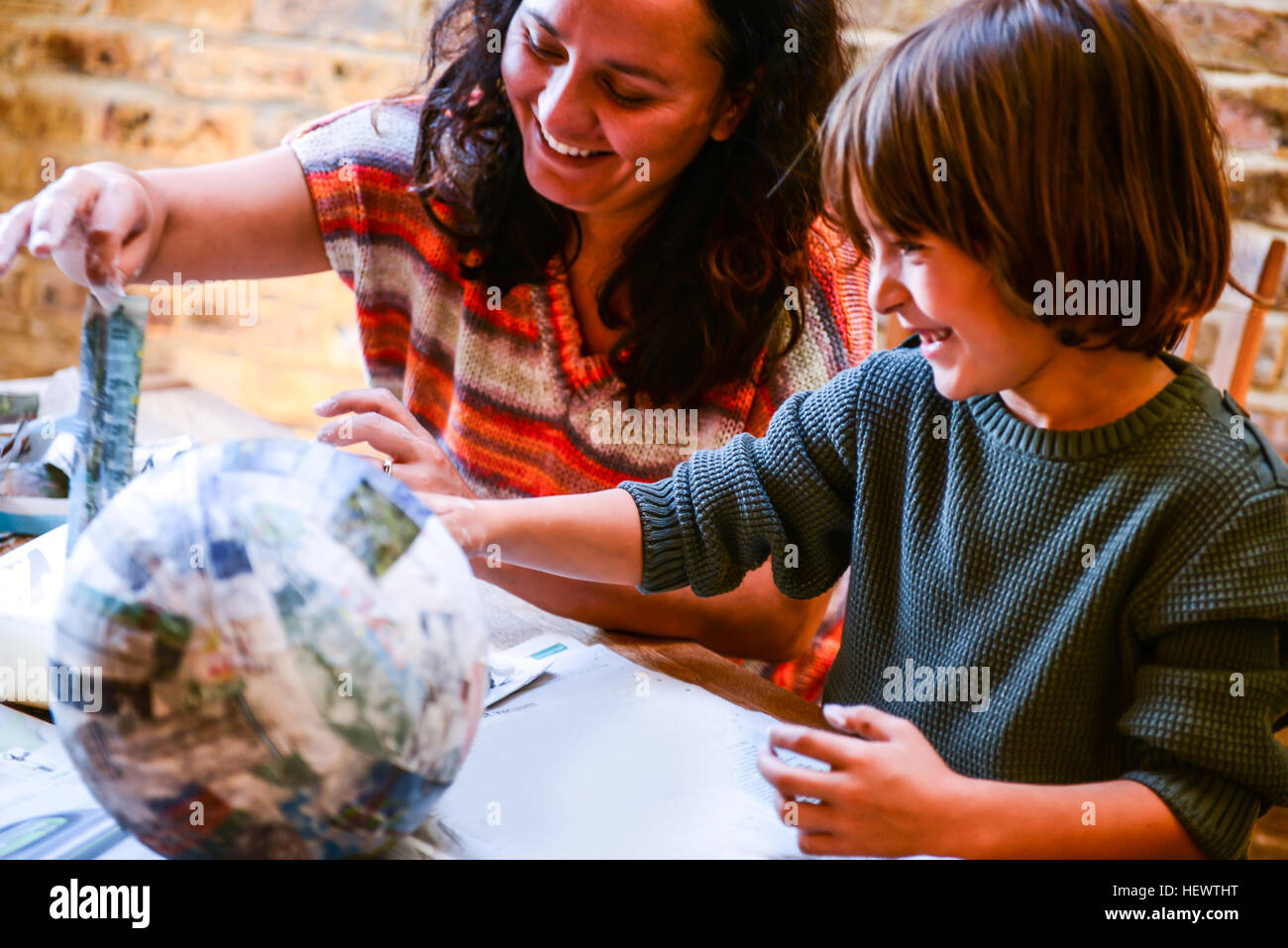 Mère et enfant jouant avec papier mâché Banque D'Images