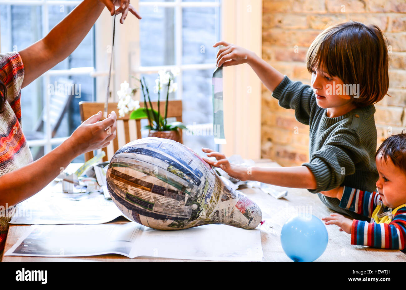 Mère et enfant jouant avec papier mâché Banque D'Images