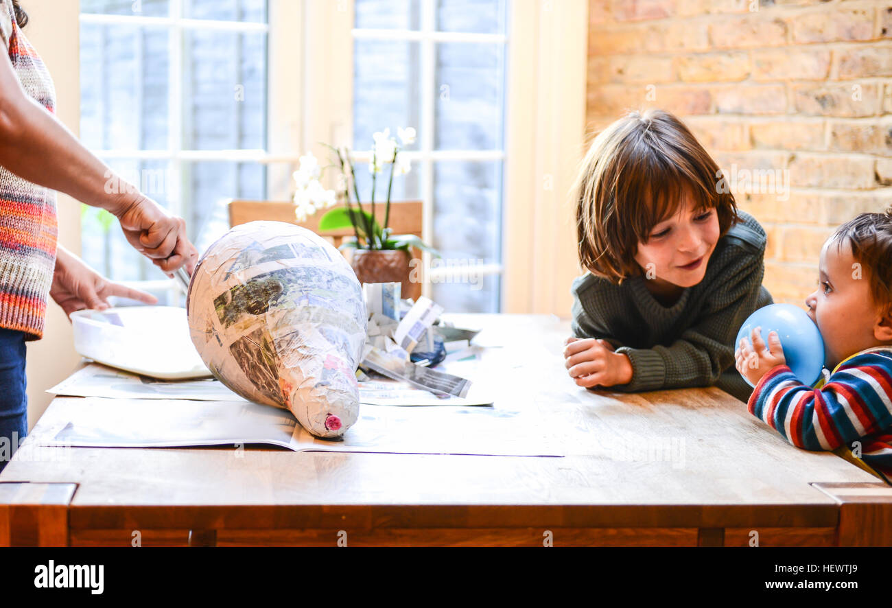Mère et enfant jouant avec papier mâché Banque D'Images