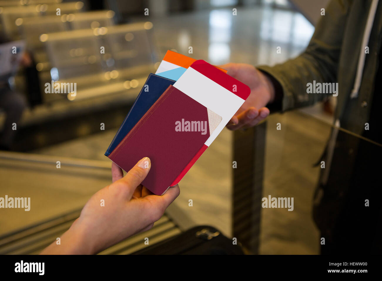 Standard d'enregistrement des compagnies aériennes Passeport pour la remise à l'aéroport passagers au comptoir Banque D'Images