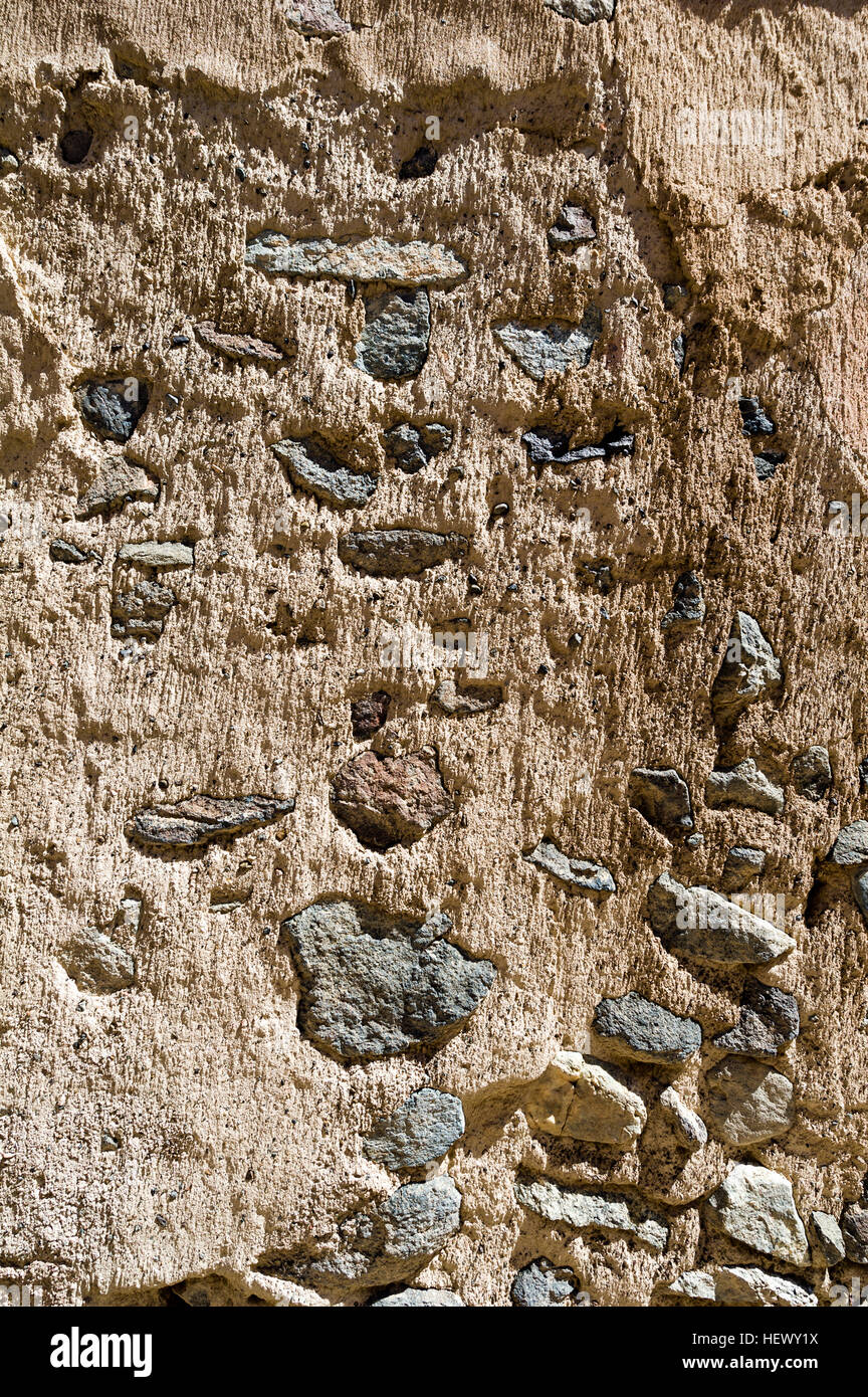 Le détail d'un sable et pierre mur de brique de boue dans un ancien village du désert. Banque D'Images