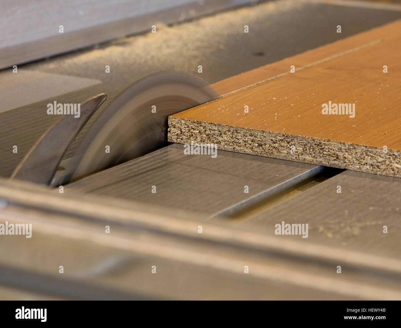 Scie circulaire couper du bois. Workbench de Carpenter, qui prépare pour l'élément de construction de meubles Banque D'Images