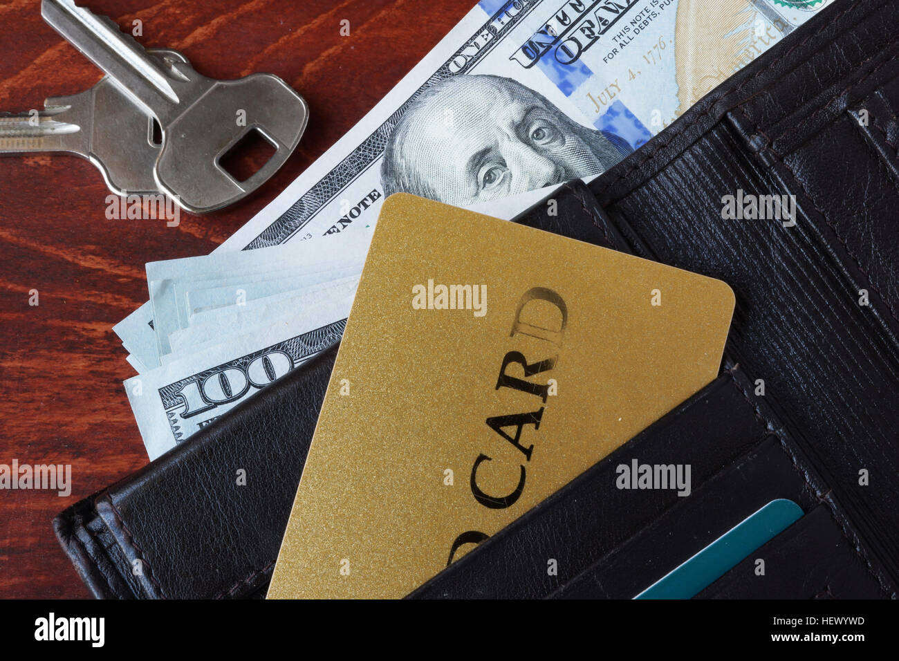 Un porte-monnaie avec des cartes de crédit, la trésorerie et les clés de la table. Banque D'Images